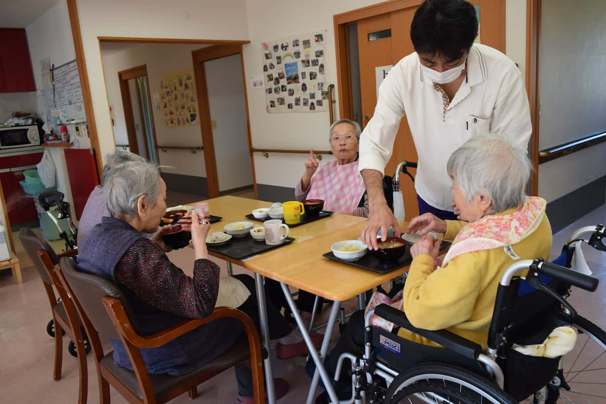 職員が食事のお手伝いをしました。