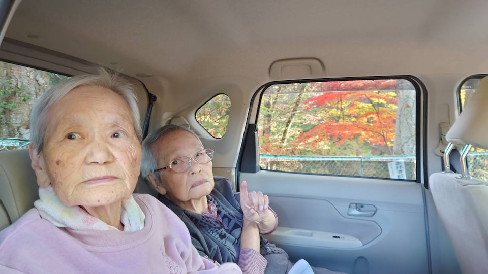 懐古園の駐車場で車内から外の景色を見ています。