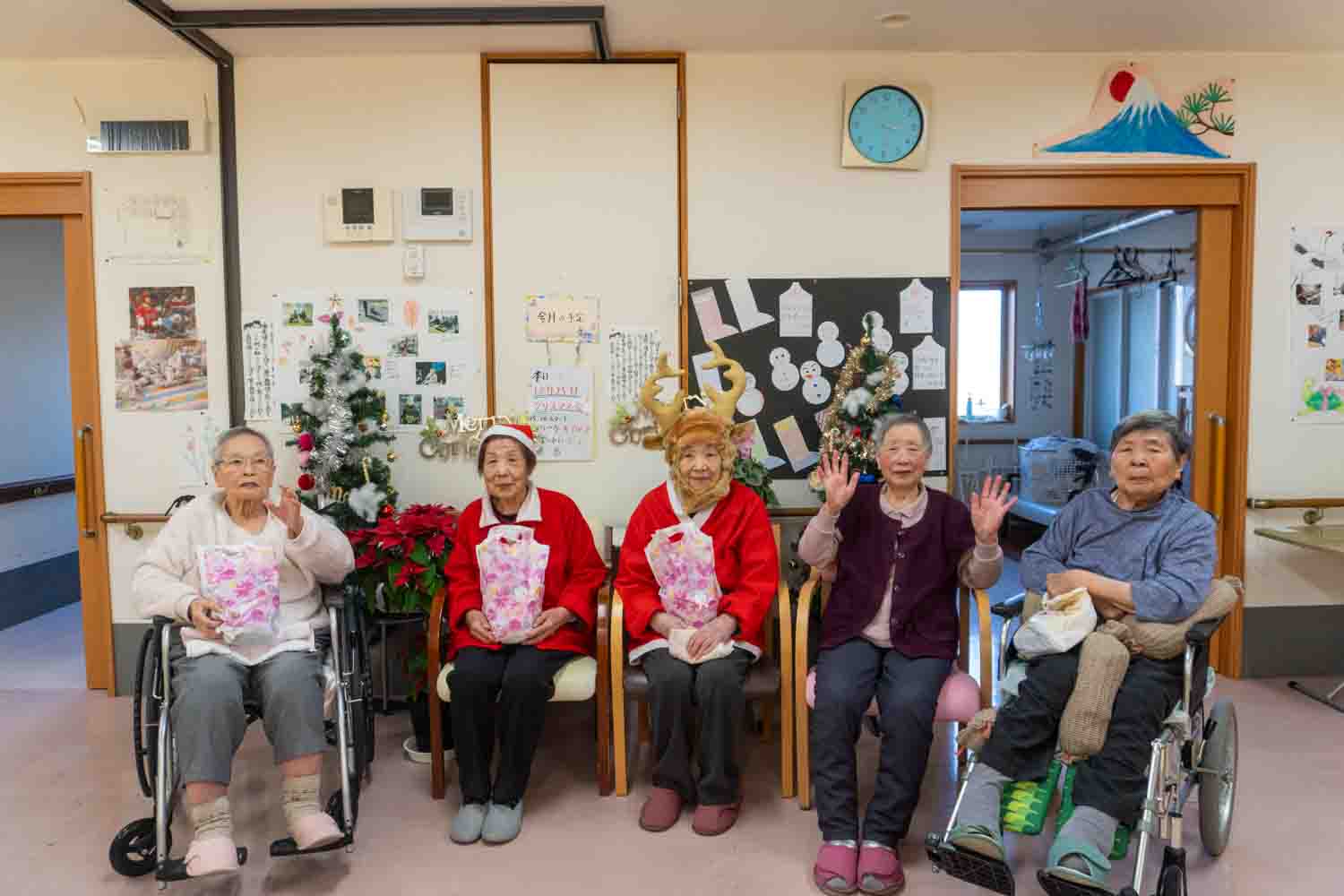 サンタさん2人と利用者さん3人で記念撮影。