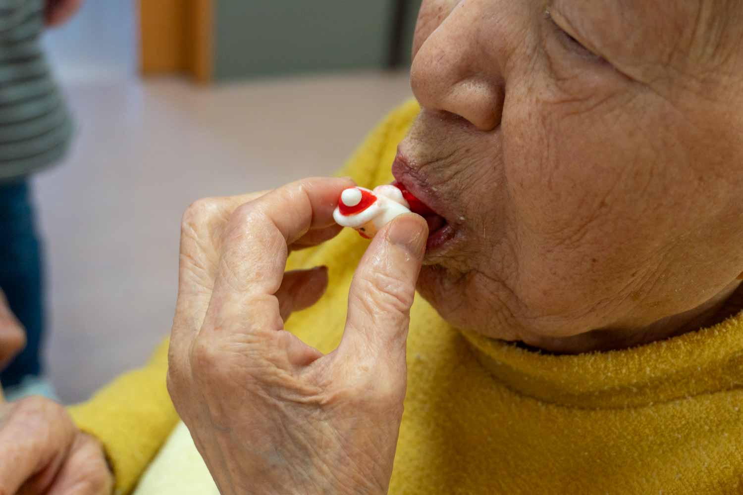 お菓子のサンタクロースを食べちゃいます。