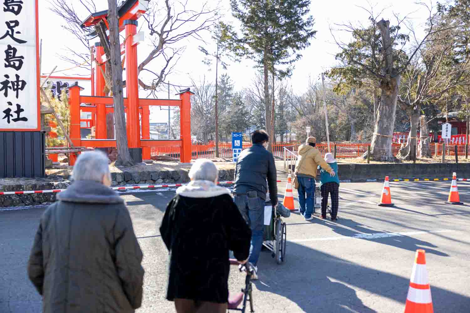 職員と利用者さんが生島足島神社入口に向かっています。