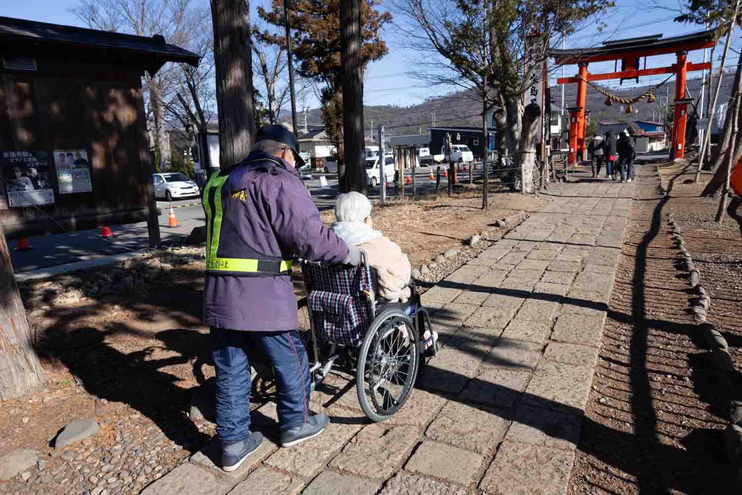生島足島神社の警備員の方が利用者さんの車いすを押して、駐車場まで連れて行ってくれています。
