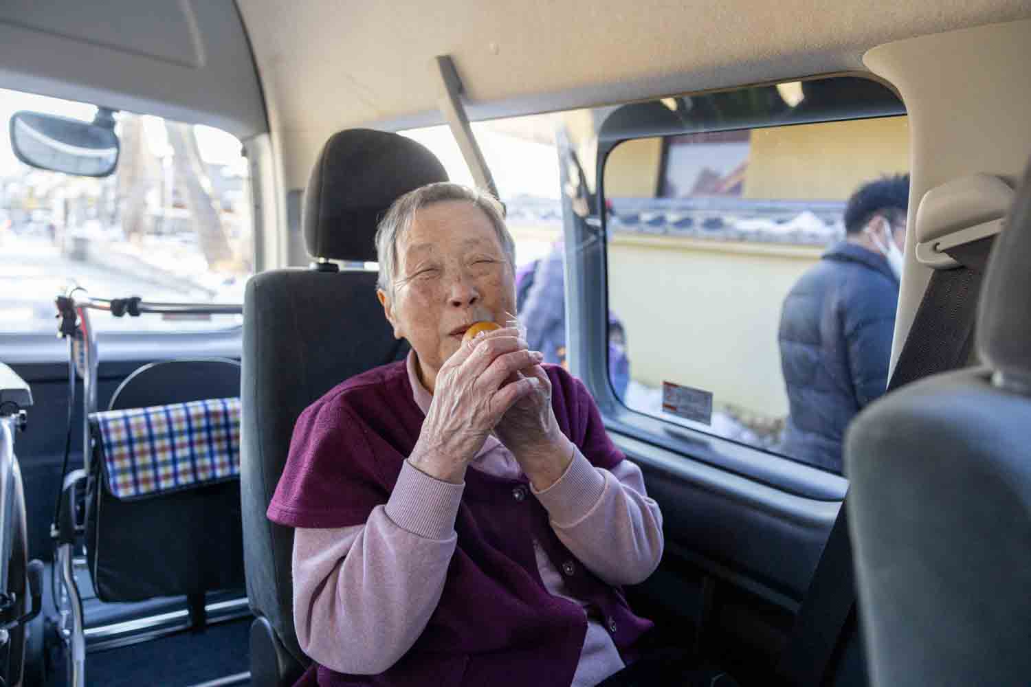 利用者さんがバスに戻ってから、ニコニコしながらそば饅頭を食べました。