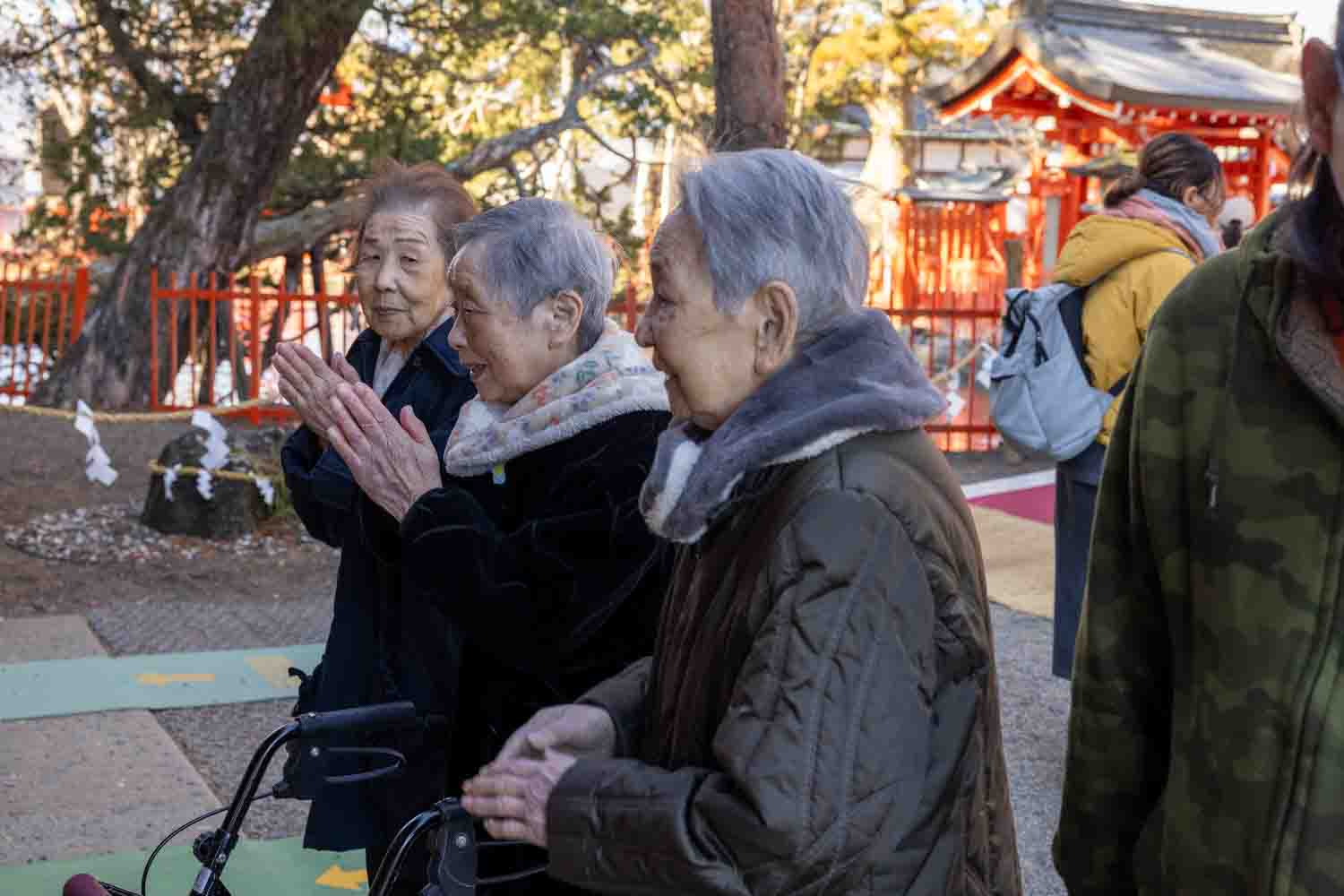 3人の利用者さんがお祈りをしています。