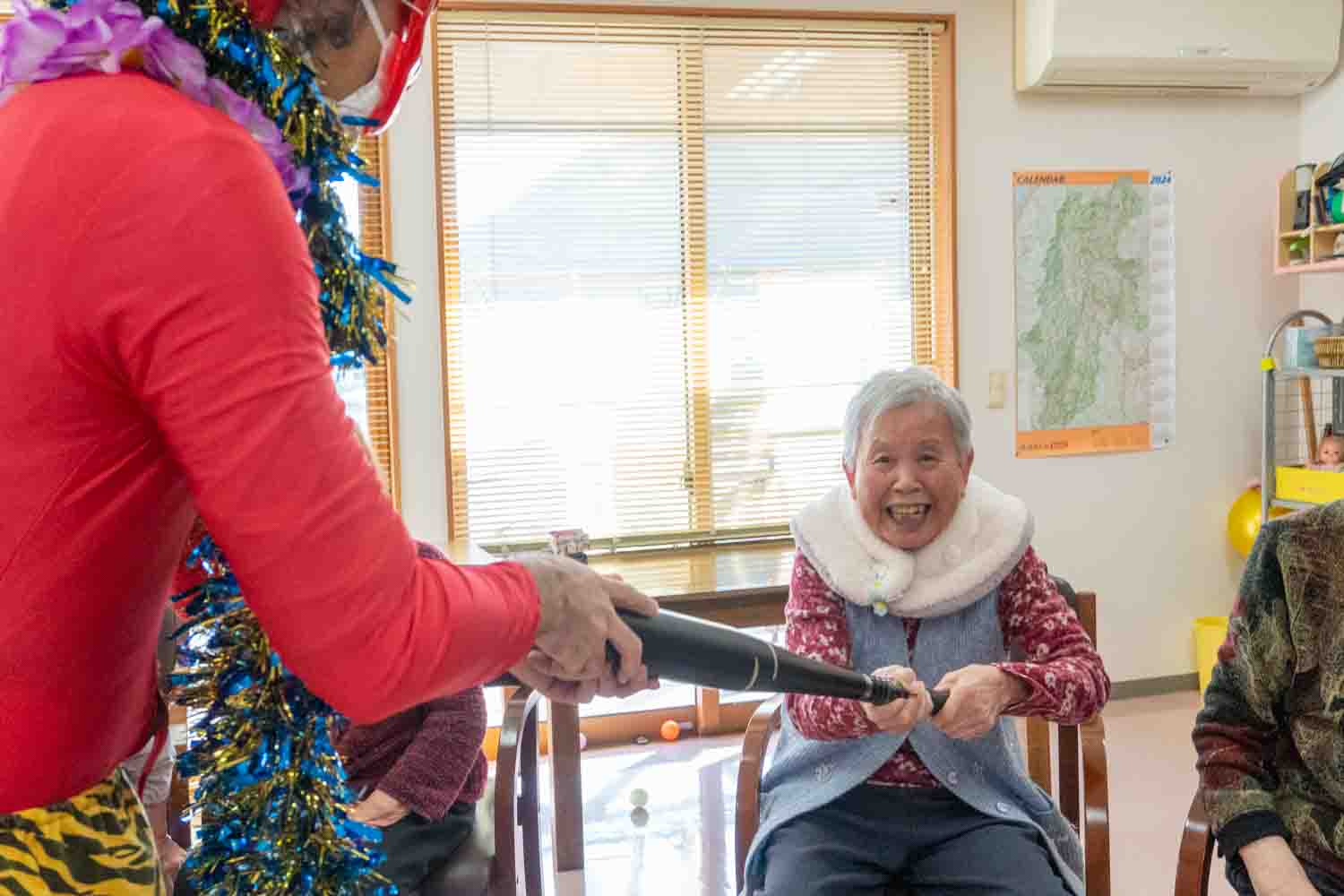 別の利用者さんも棍棒を取ろうと必死です。