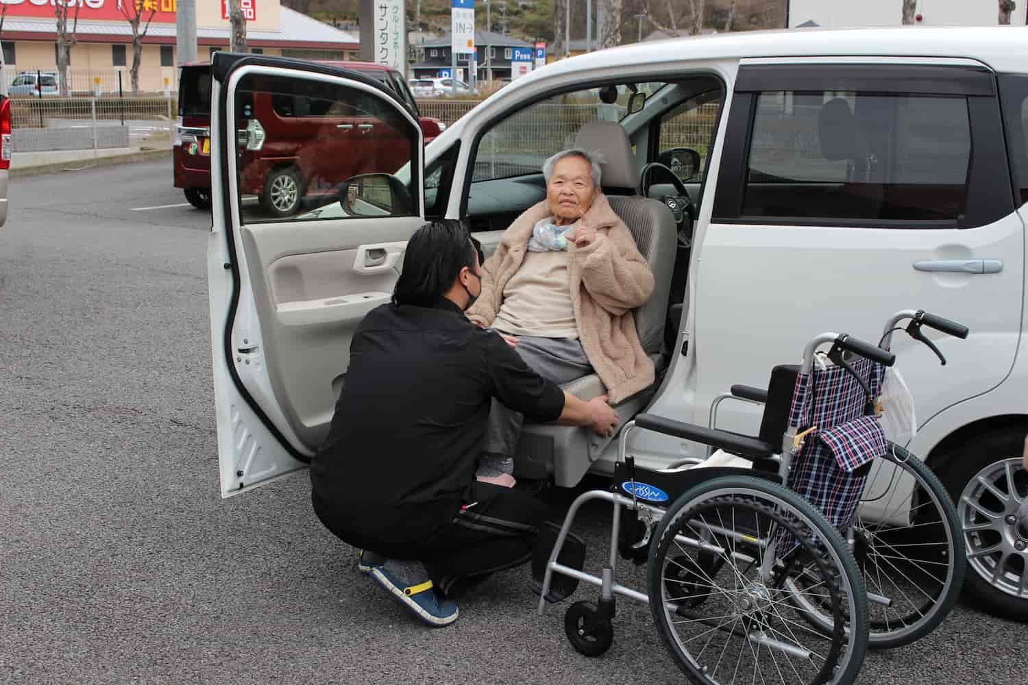 軽自動車にも丁寧に乗せていきます。