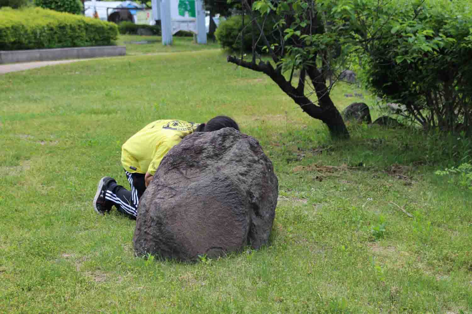 岩の後ろにだれか隠れています。