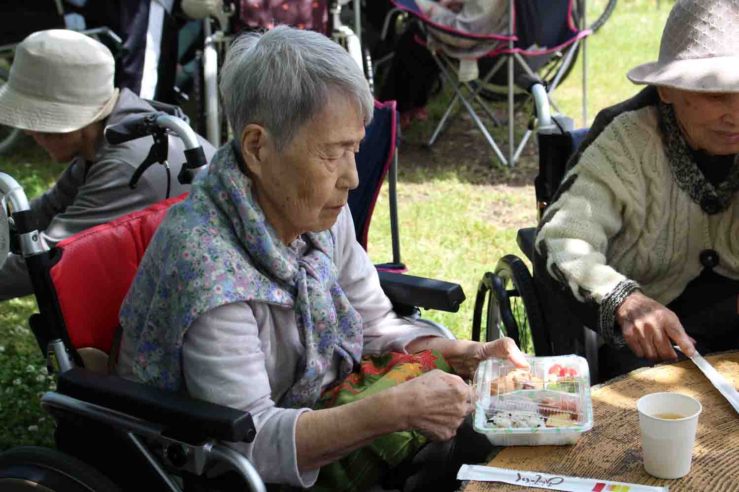 早速入居者さんがお弁当を開けています。