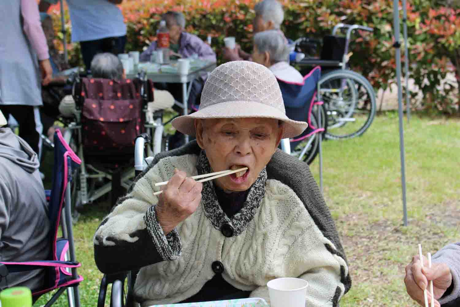 箸を使って大根を食べています。