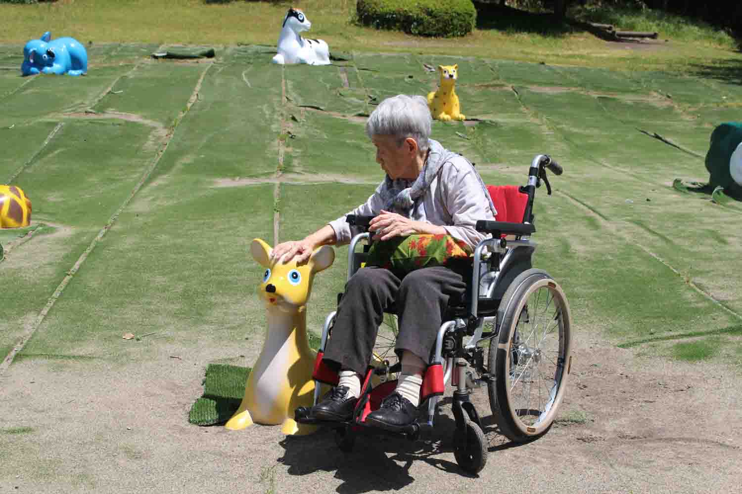 別の入居者さんもオブジェに触れています。