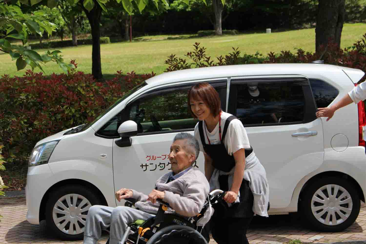 車いすを使ってテントに向かう入居者さんもいました。