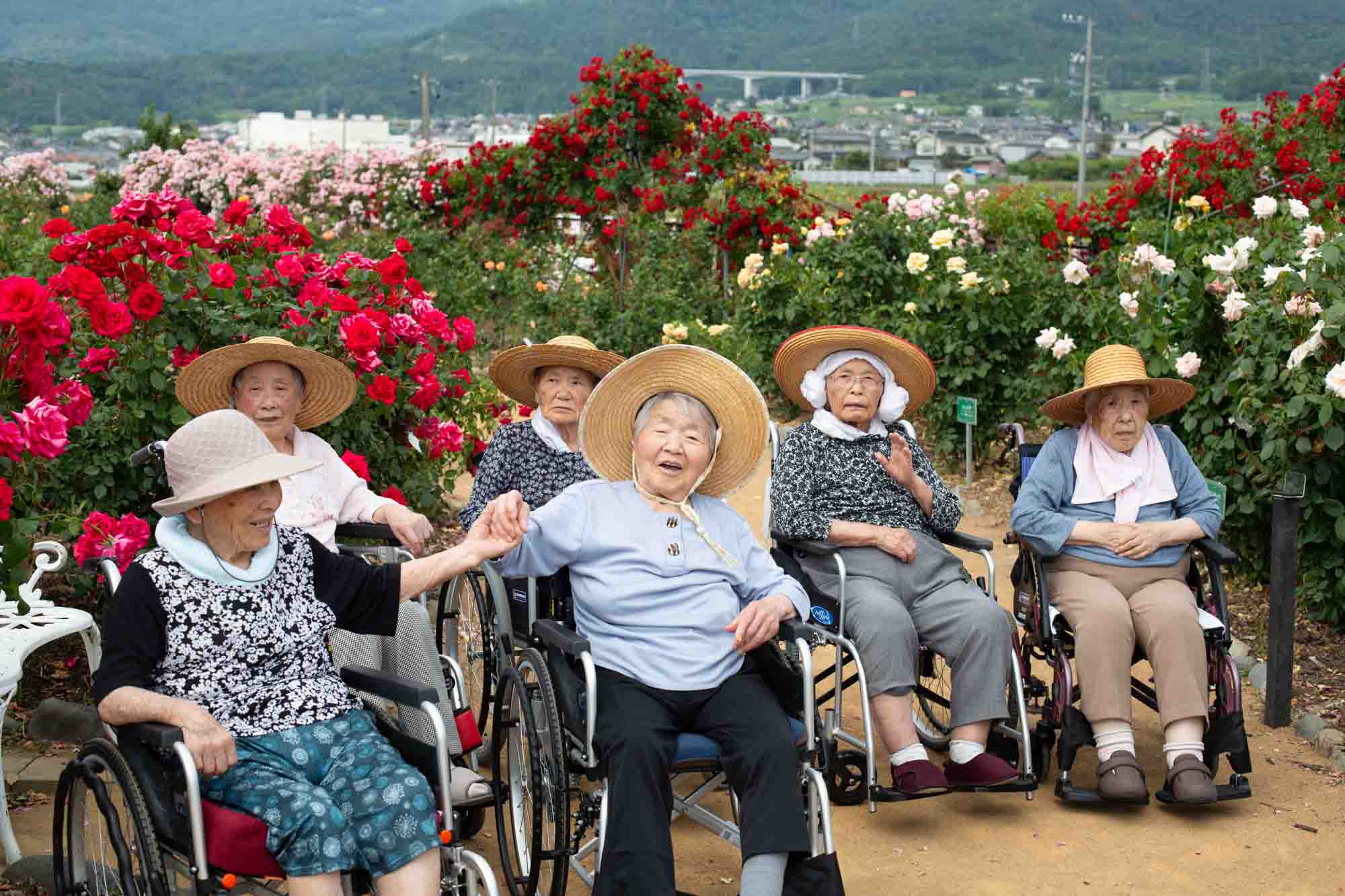 集合写真を撮っている間に、こっそり手をつなぐ利用者さん