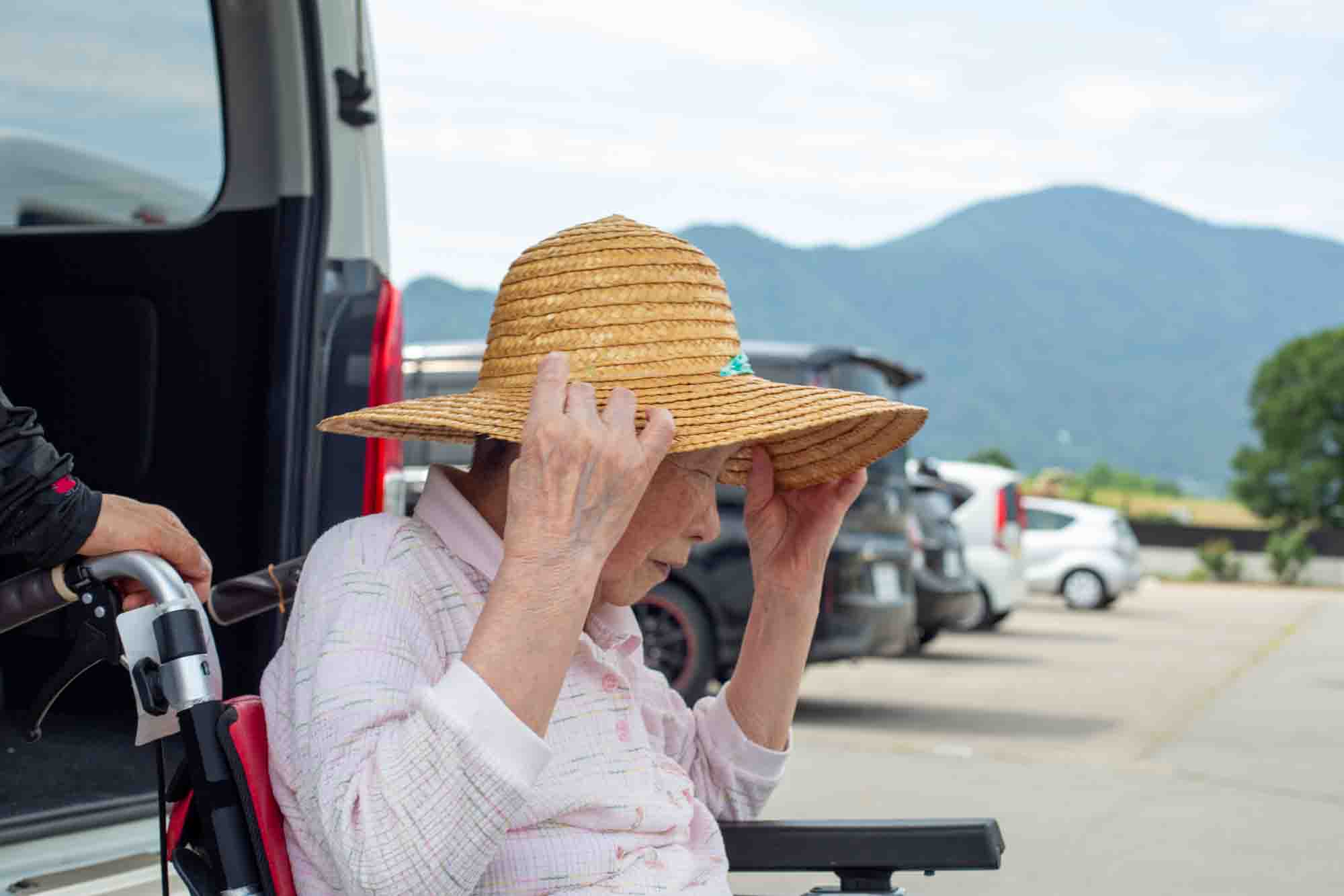 帽子をかぶる利用者さん