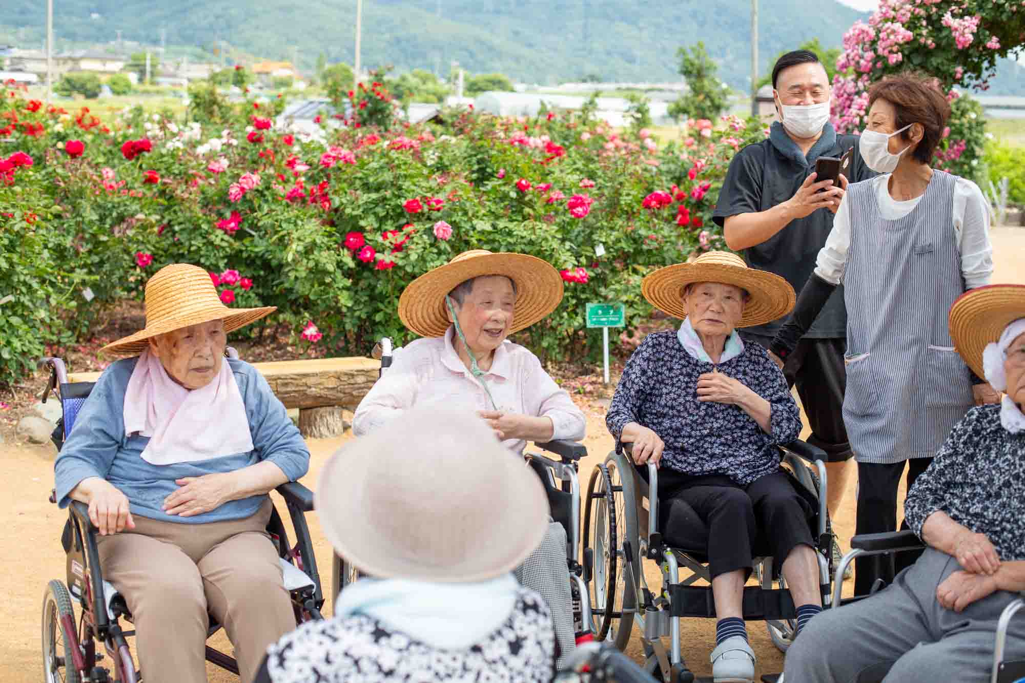 バラ公園の中で談笑している利用者さんたち