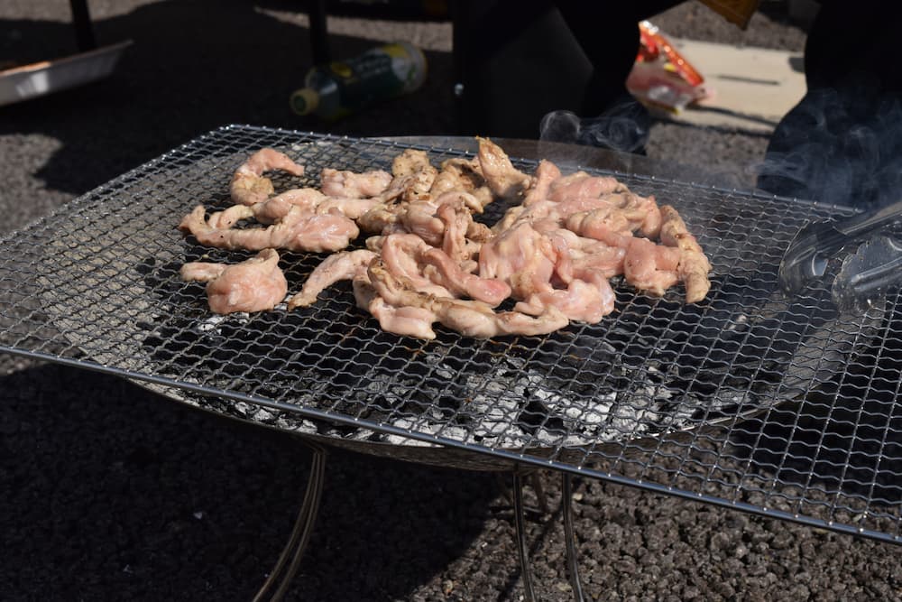 片面に焼き色が付いたお肉。美味しい匂いが風に乗ってやってきます。