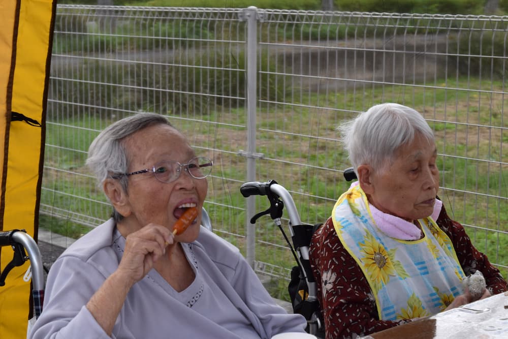 こちらの利用者さんは大きい口を開けてフランクフルトを食べています。