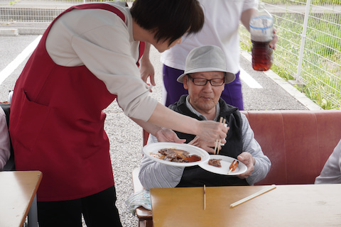 嬉しそうにお肉をおかわりする入居者さん。