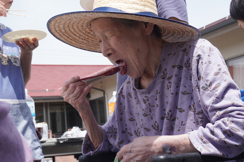 スプーンでおかゆを食べる入居者さん。
