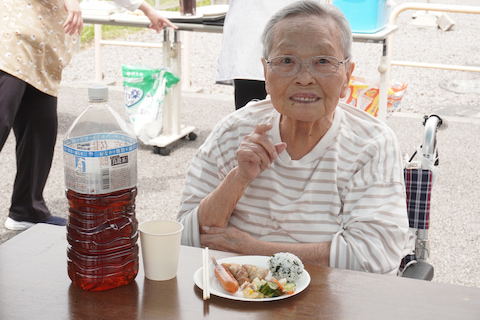 カメラを見つけた入居者さんが、ポーズしてくれました。