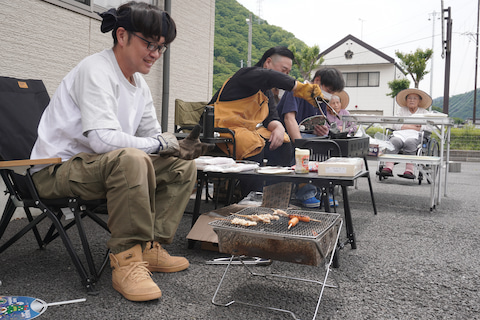 スタッフがお肉をどんどん焼いていきます。