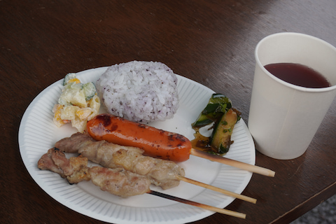 ：お肉や漬物を紙皿に盛り付けていきます。