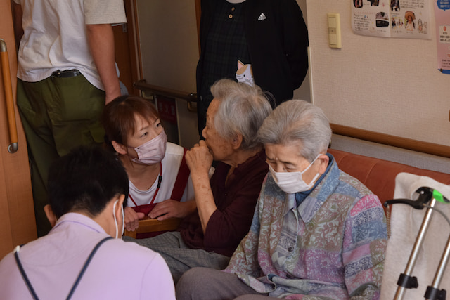 玄関の椅子に座り、靴を履きます。