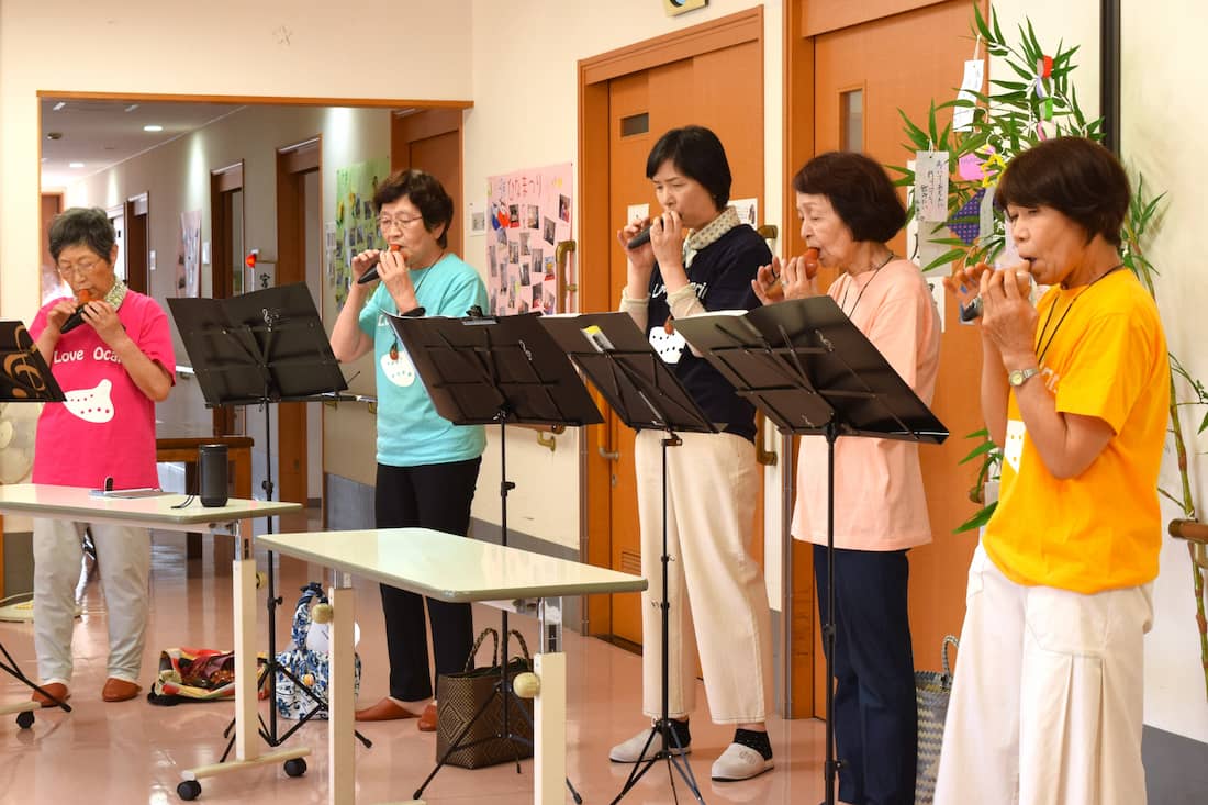 poco a pocoのみなさんが、並んでオカリナを演奏します。