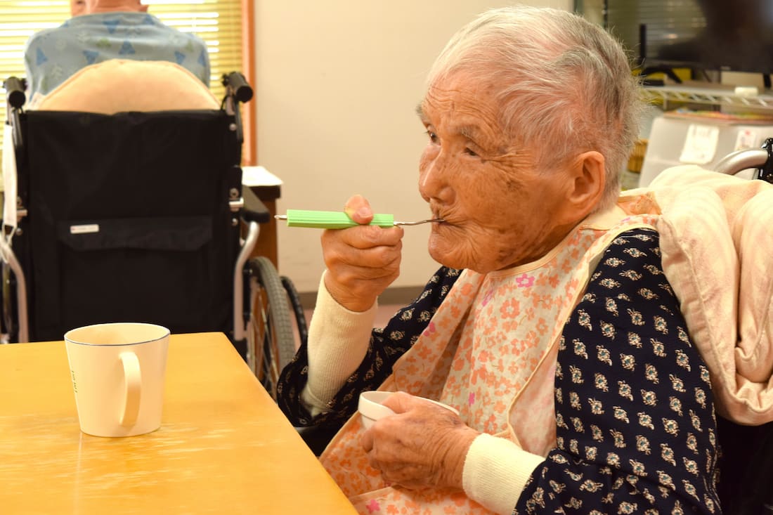 冷たいゼリーのおいしさをかみしめます。