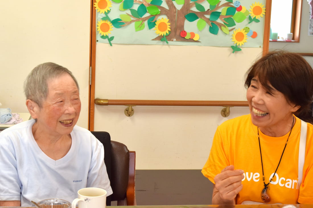 にぎやかに話が弾む入居者さんとオカリナメンバー。