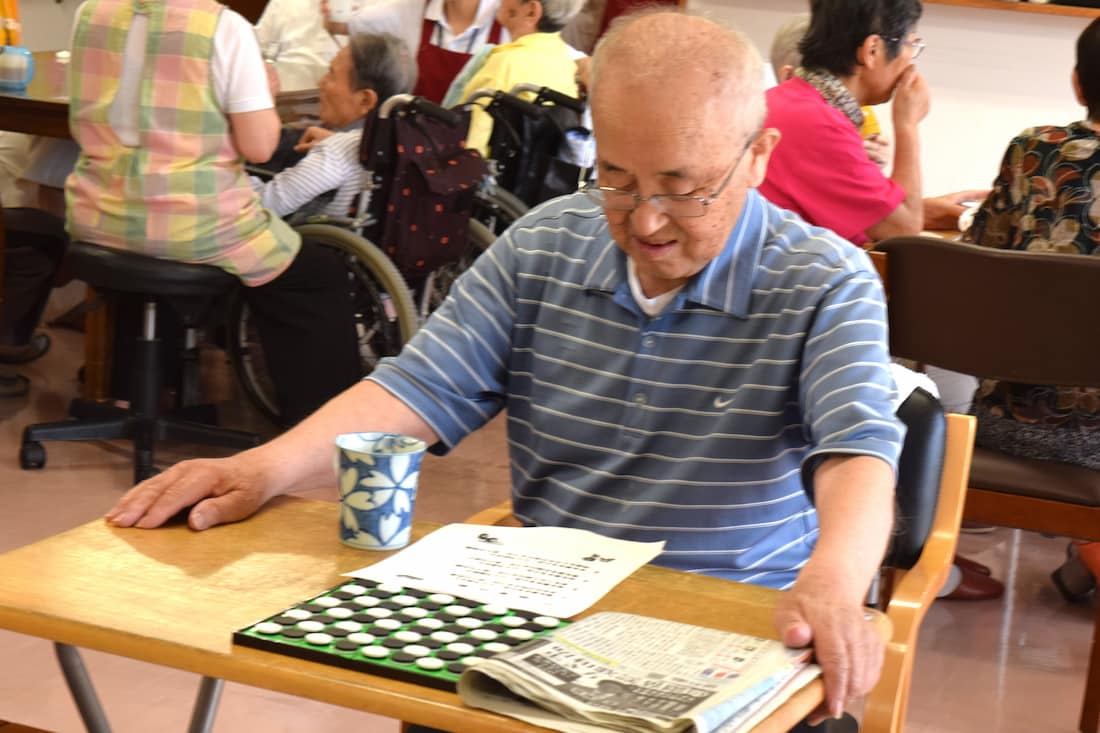 歌詞カードをじっと見つめています。