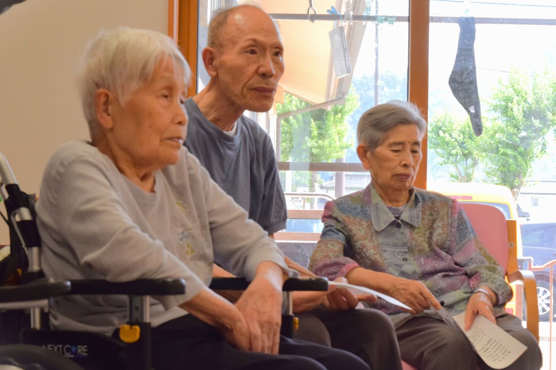 身を乗り出して演奏に聞き入る入居者さん。