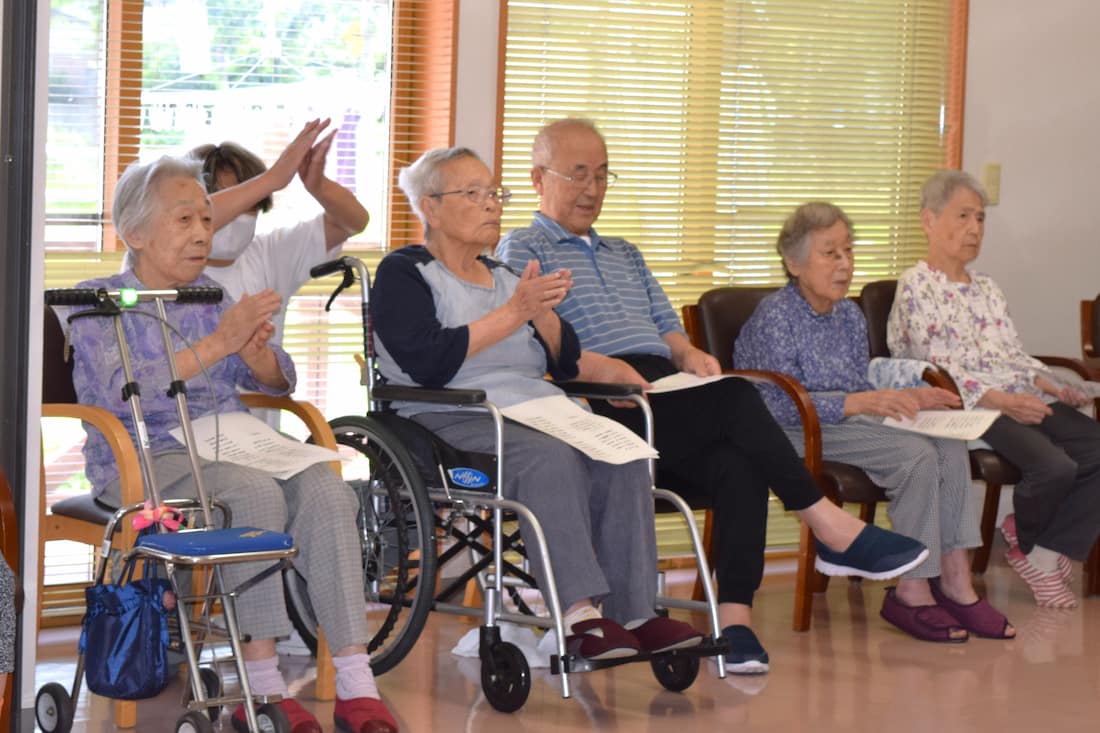 会場にやさしい手拍子が響きます。