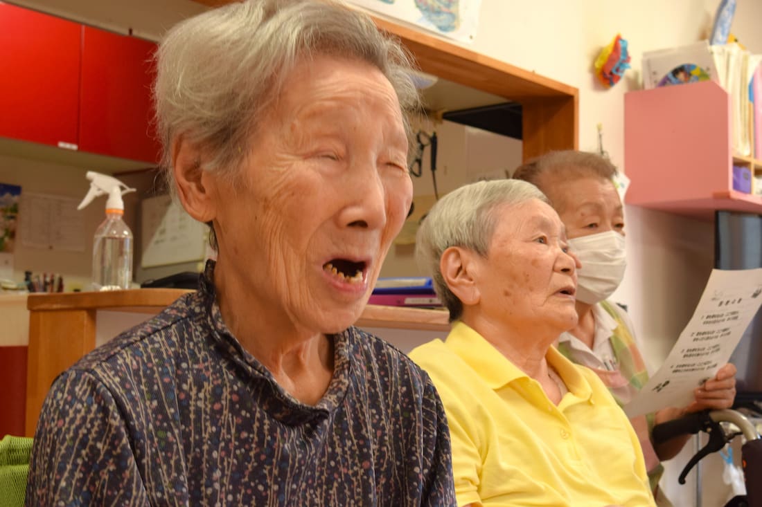 はじめは様子見していたけど、楽しそうに歌っています。