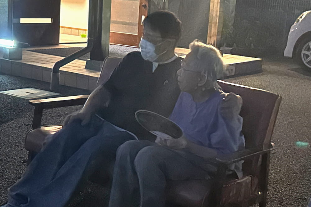 入居者さんとスタッフが、肩を寄せ合って花火の感想を伝え合います。