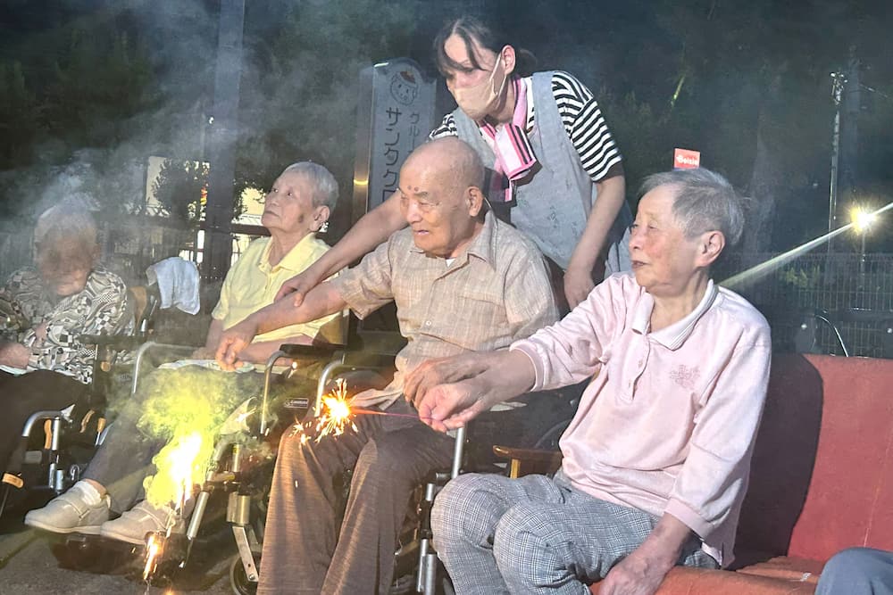 スタッフに腕を支えられながら、花火を楽しむ入居者さんもいました。