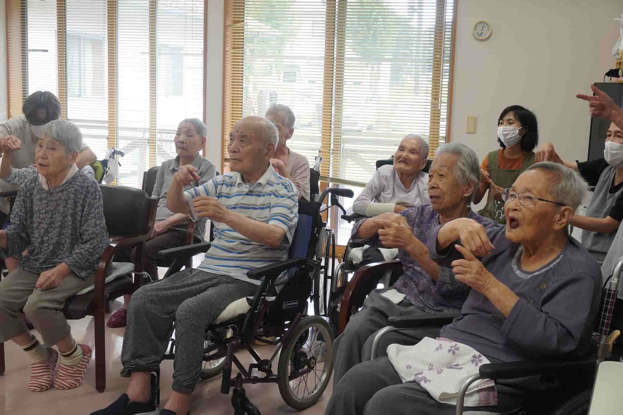 「ふるさと」の手話を教わりながら、一緒に歌います
