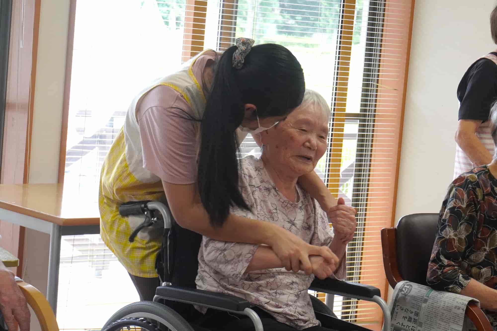 こちらの入居者さんは少し恥ずかしそうに、スタッフとダンスに参加します