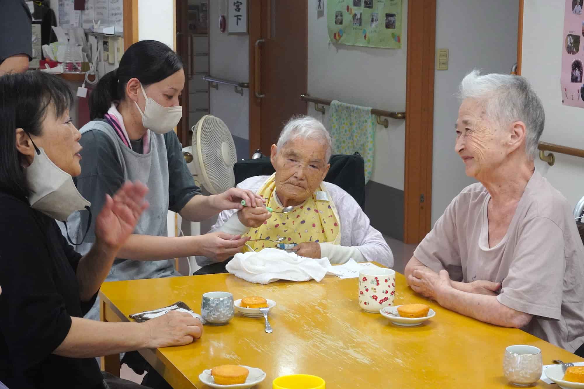 食べるのも忘れて、笑顔でおしゃべりを楽しみます