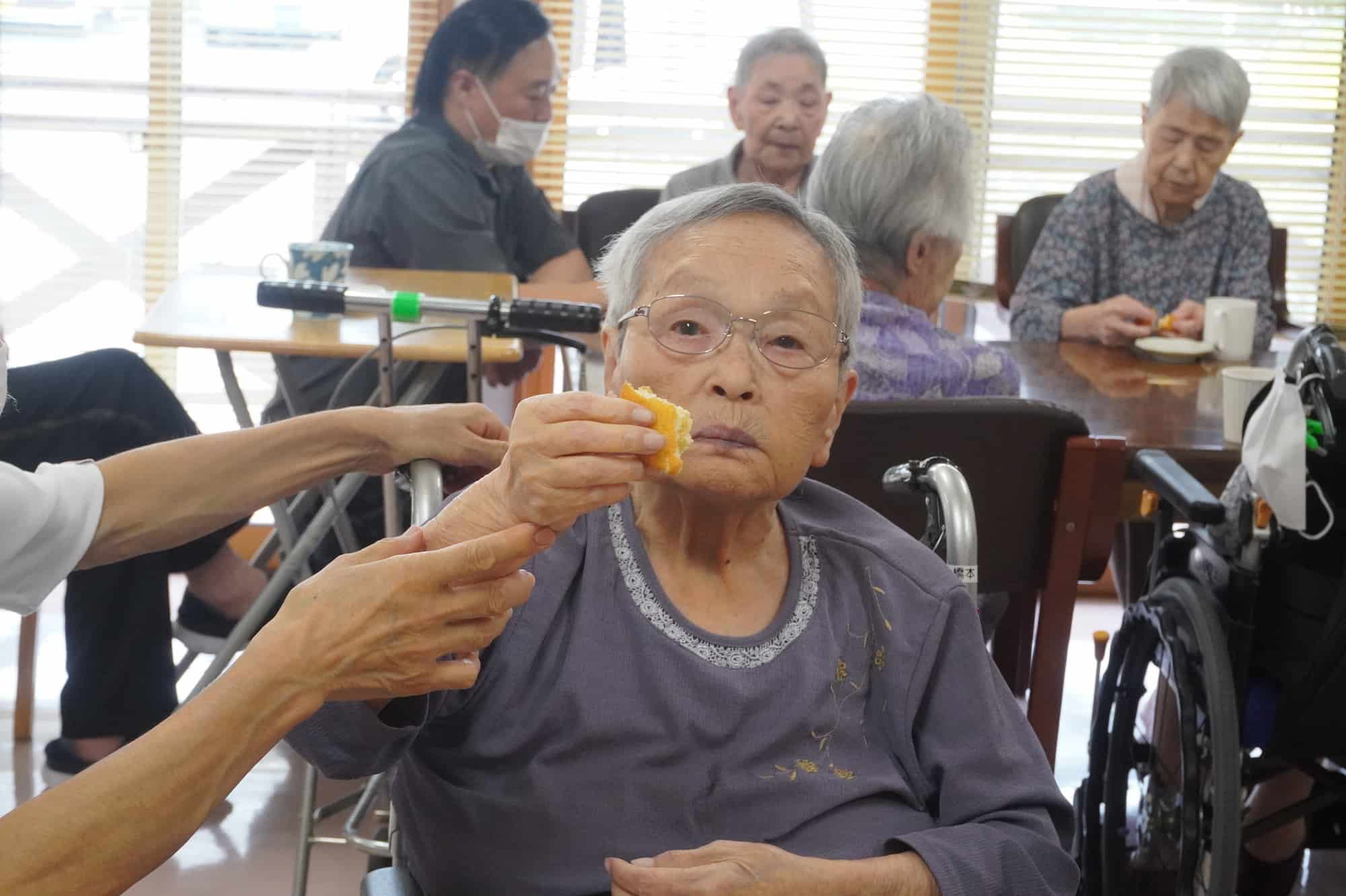 おいしいよ！とカメラにアピール