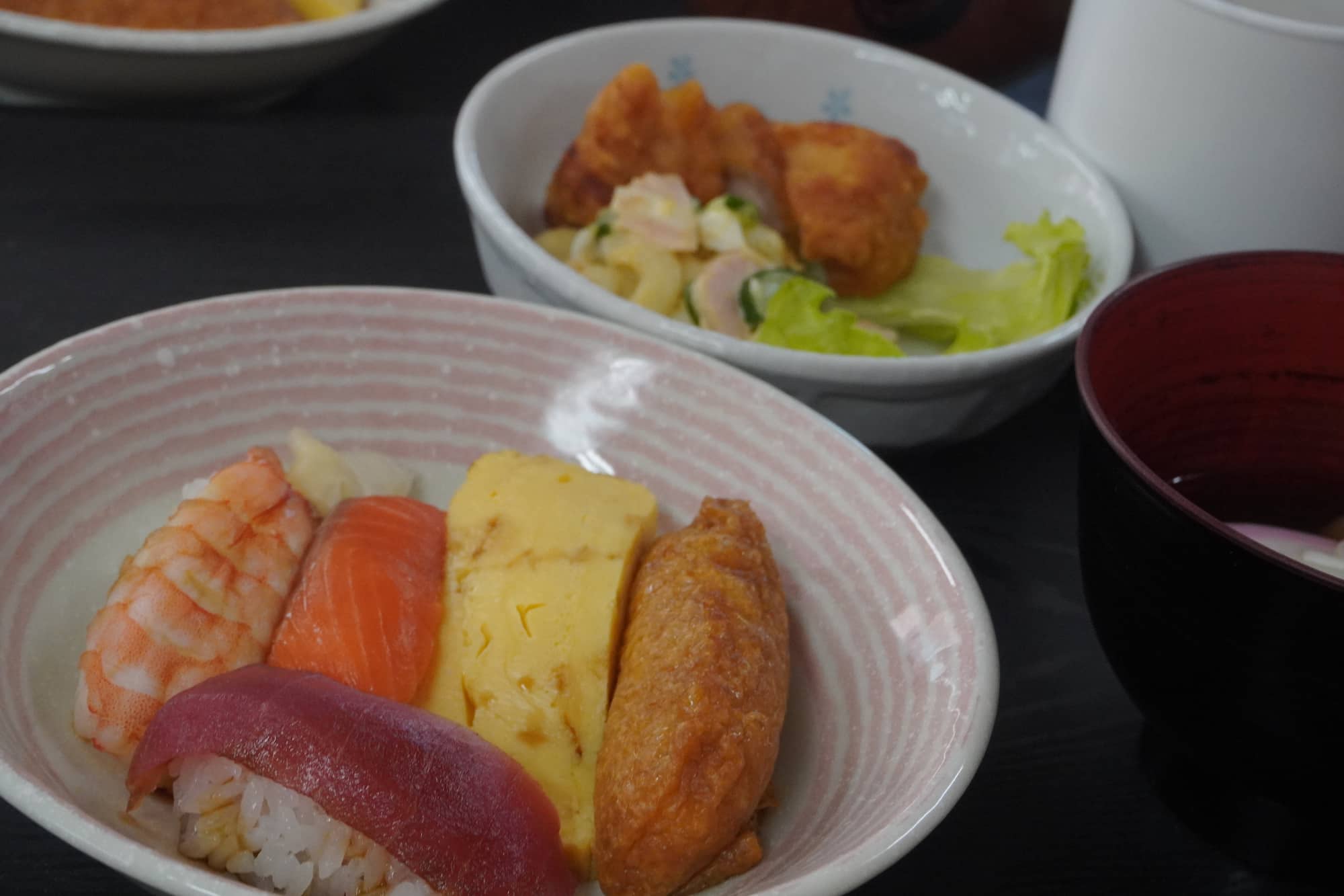 色とりどりのお寿司や唐揚げが並ぶ、豪華な昼食