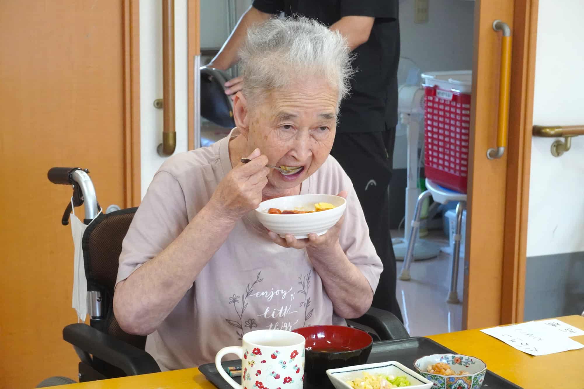 美味しい！と食べ進める入居者さん