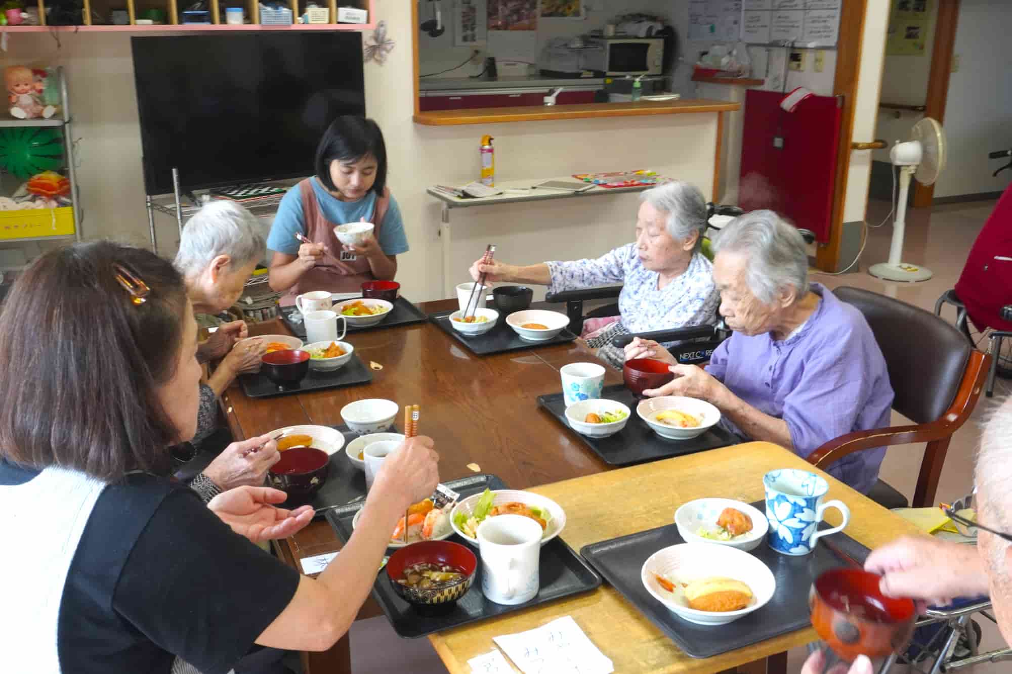 みんなで食卓を囲んで、特別メニューのお昼をいただきました
