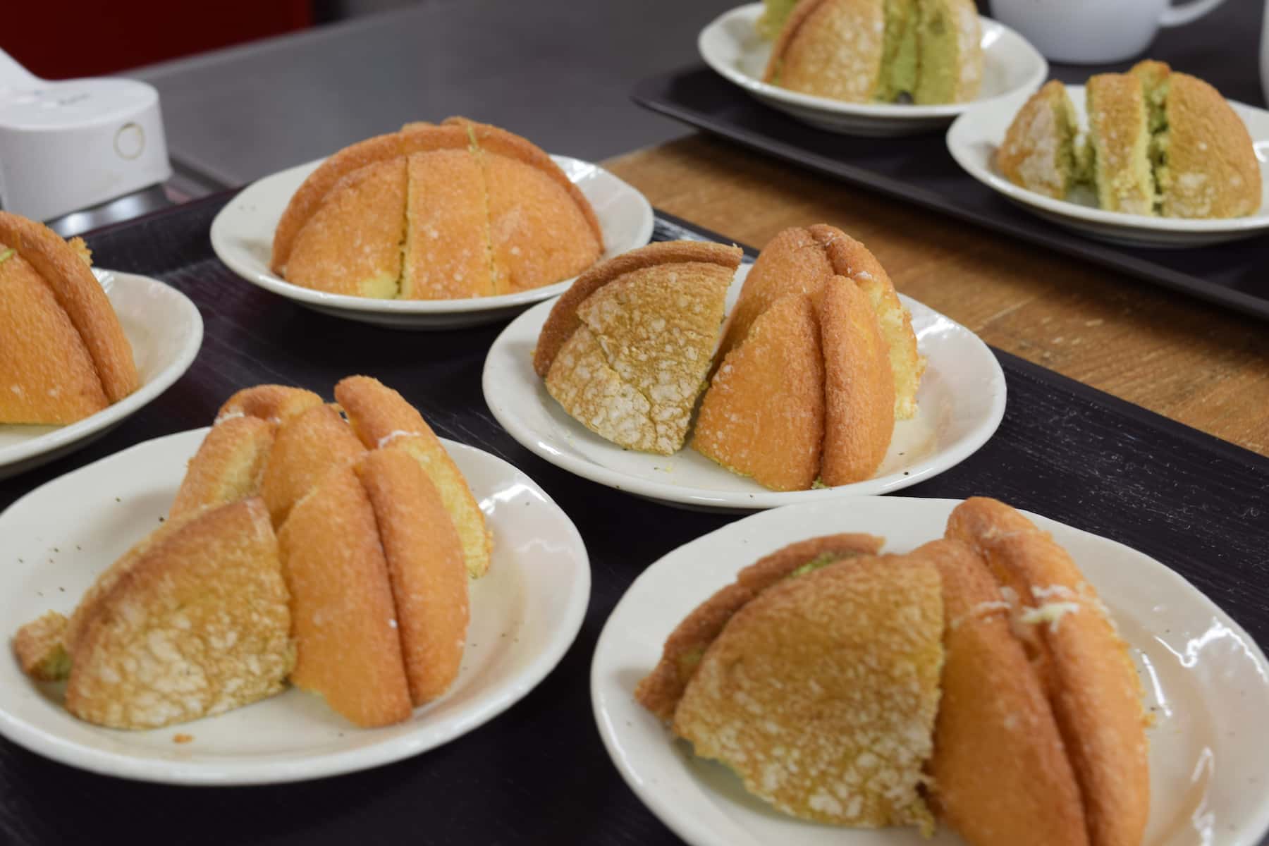 食べやすく一口サイズに切られたお菓子が、それぞれのお皿に並べられています。