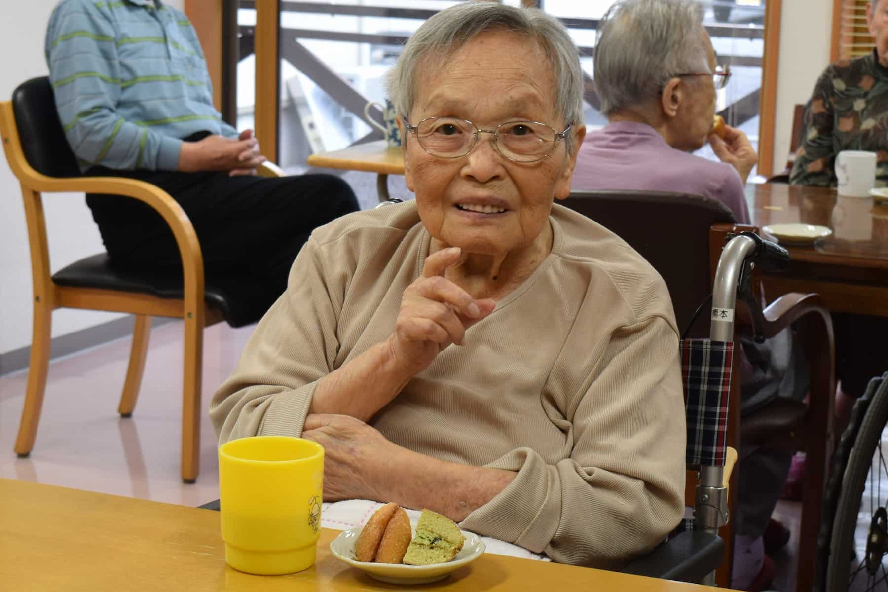 カメラ目線で、ポーズをとってくれる入居者さん。