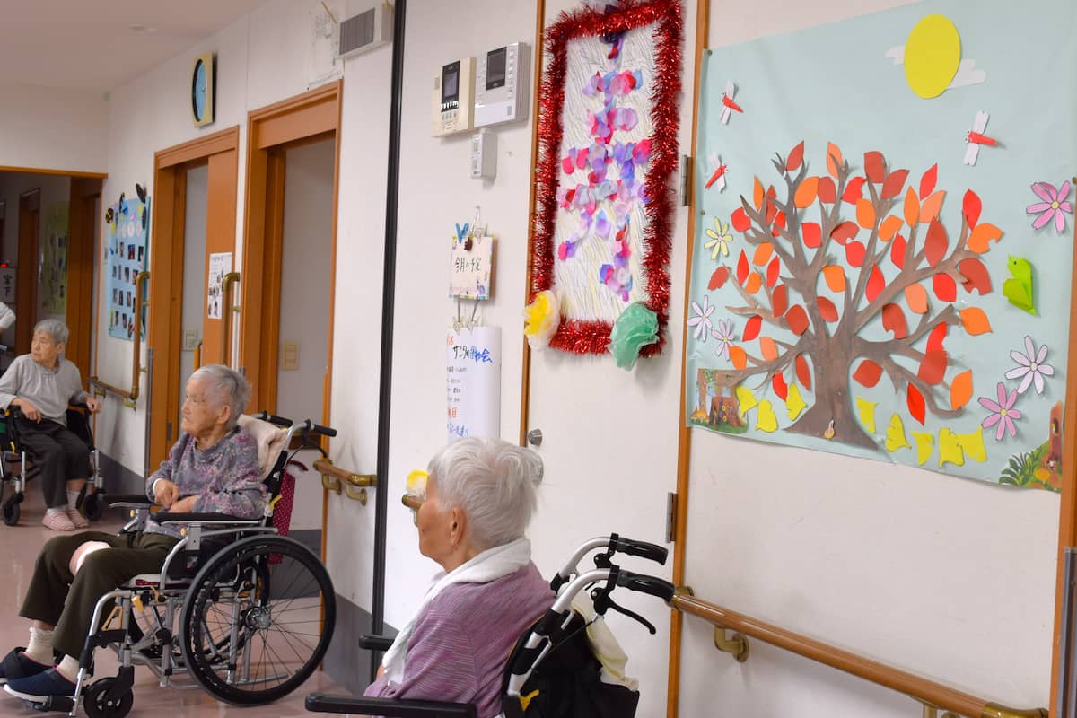 壁には、秋を感じる紅葉の貼り絵が貼られています。