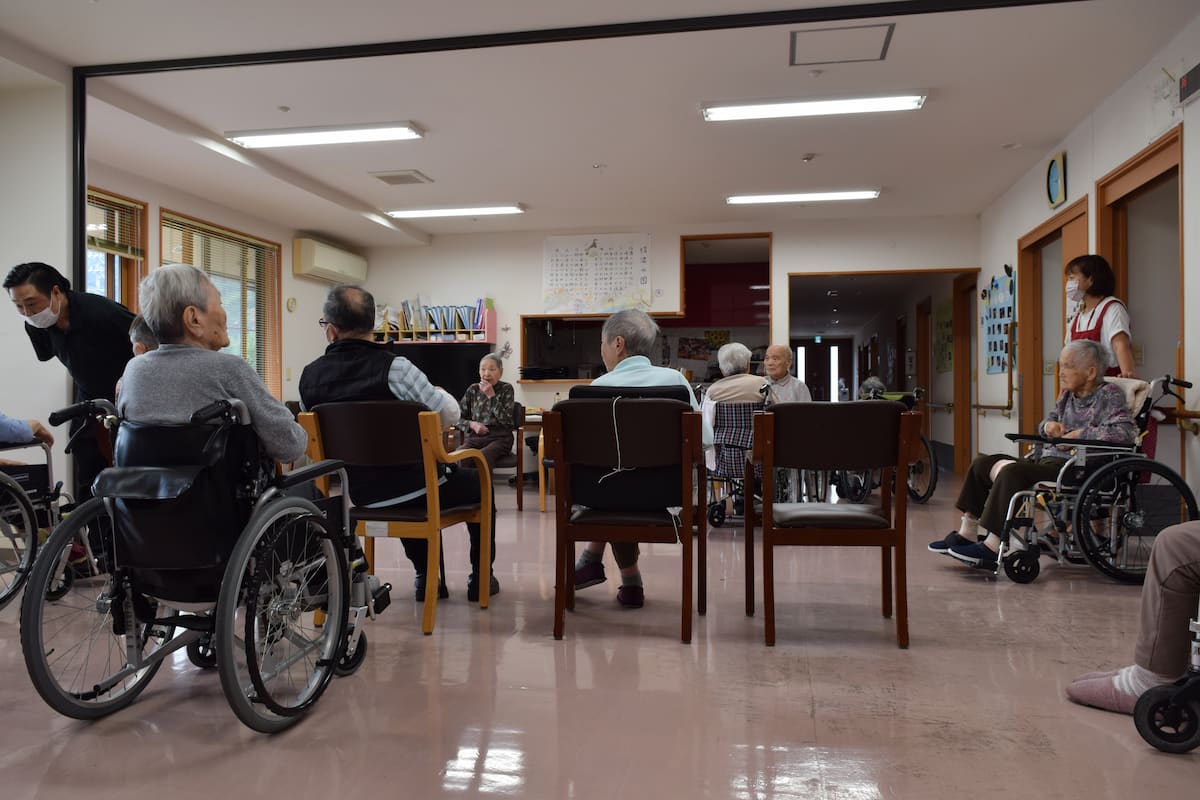 入居者さんたちが集まってきました。
