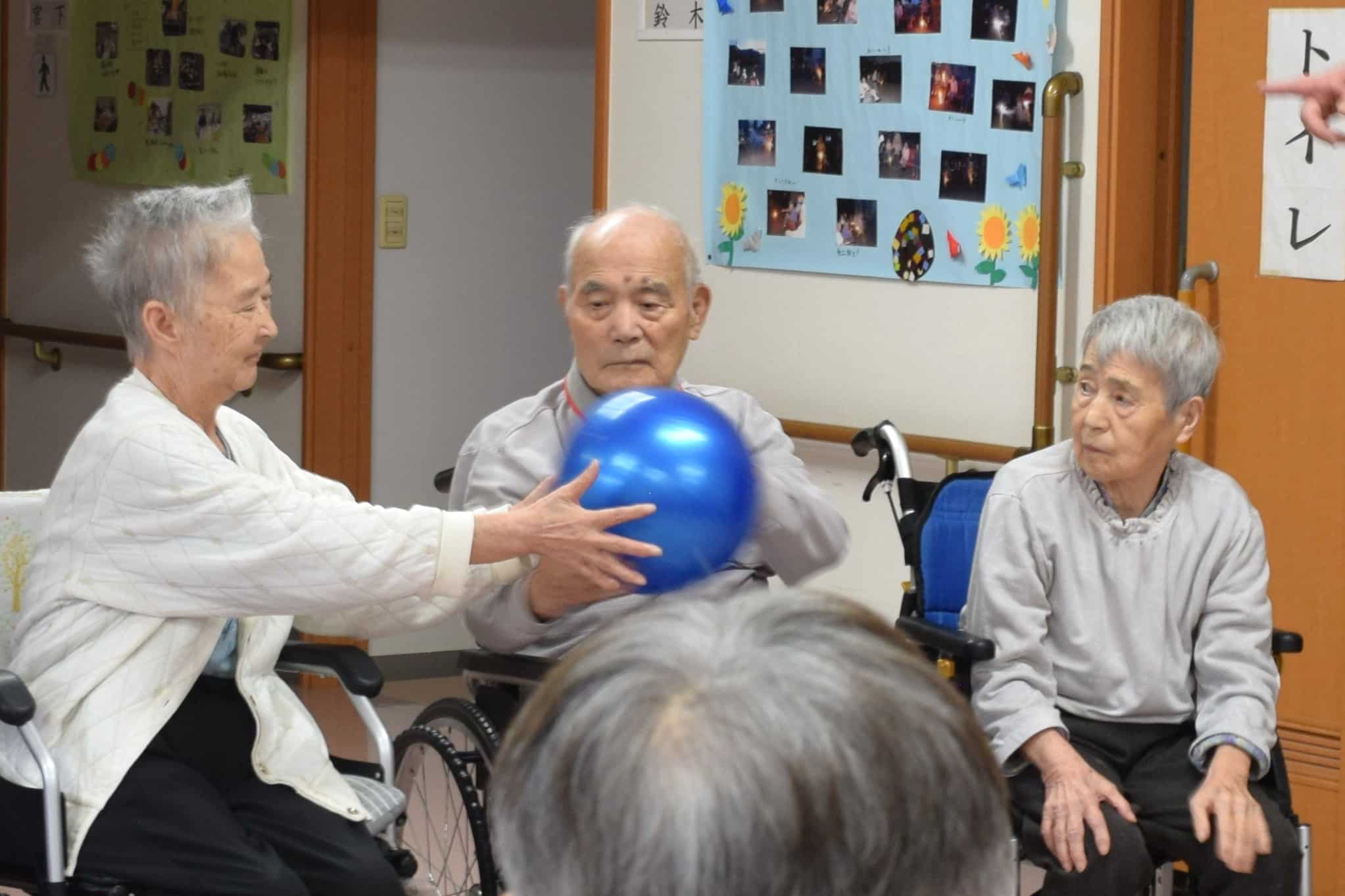 青いボールを隣から隣へ受け渡します。