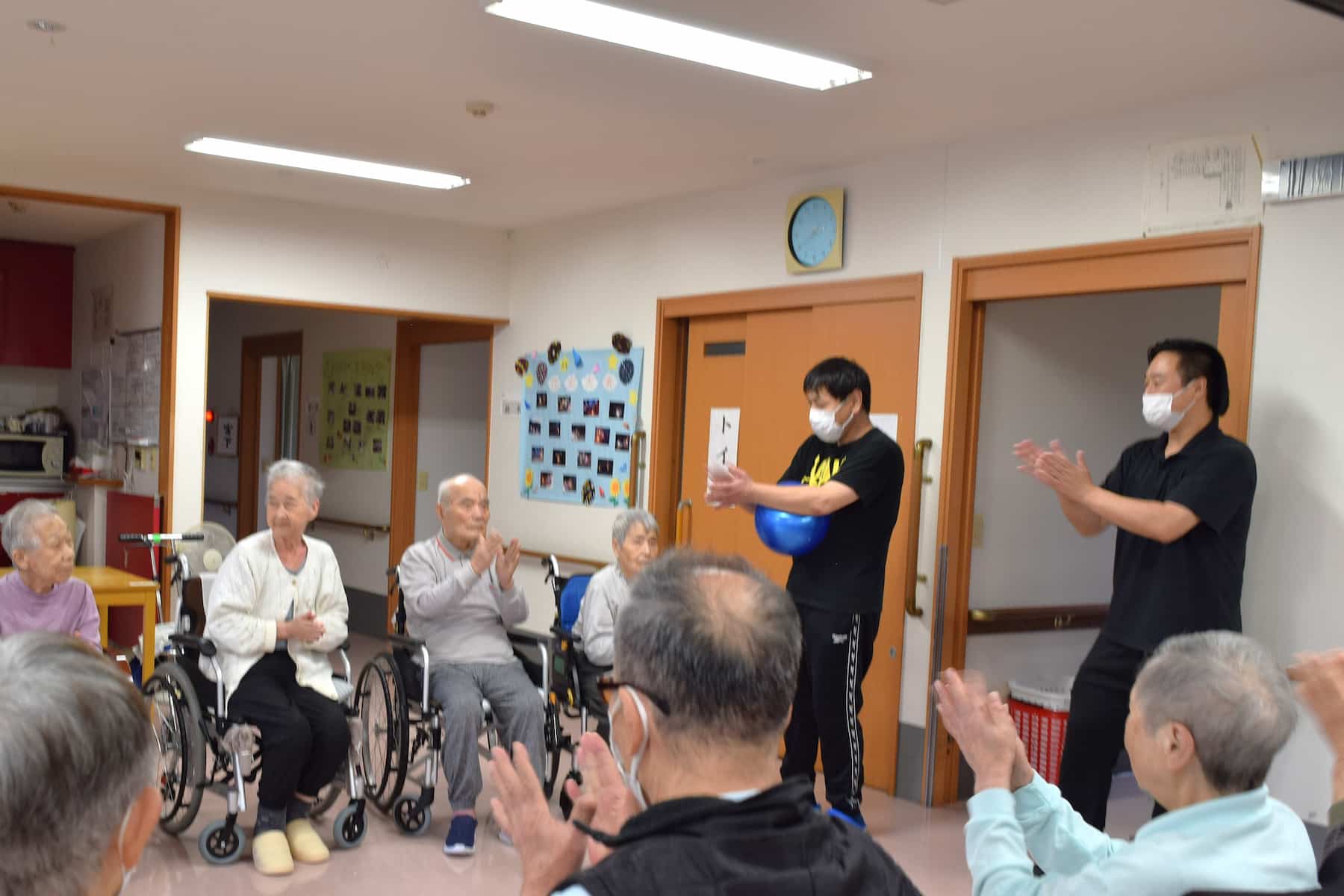 お互いのチームに、拍手を送り合います。