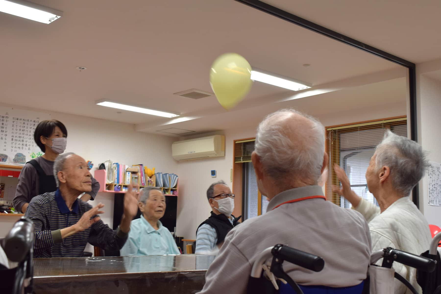 一つの風船が落ちていく様子を、みんなで真剣に見つめています。