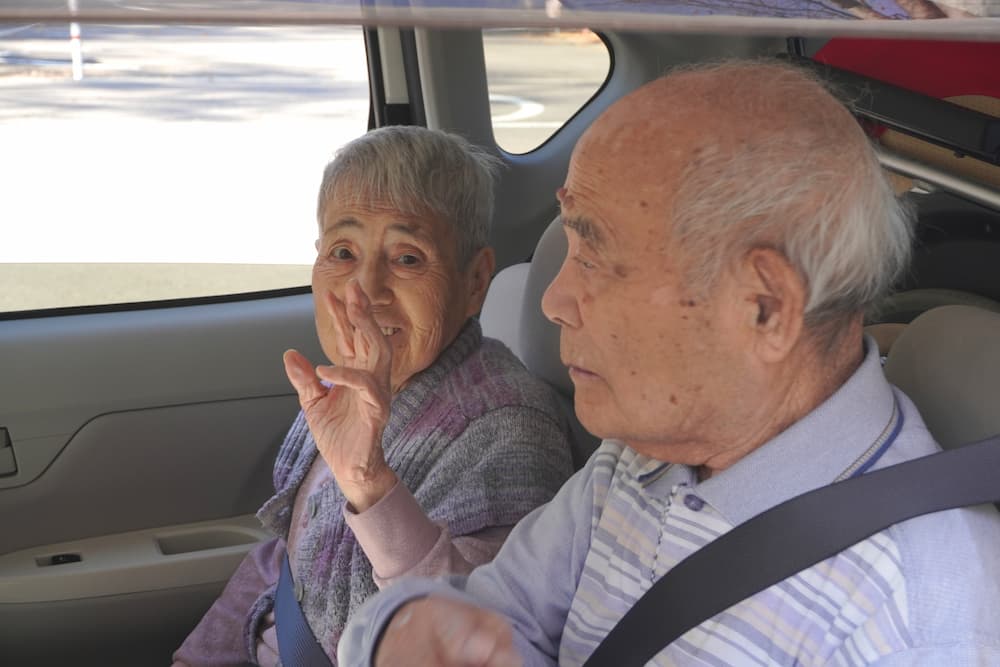 カメラを見つけて笑顔の入居者さん